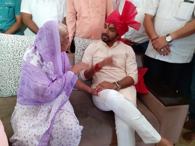 My children are as big, blessings of Dhariyal Mane given by Raju Shetty's mother | माझ्या मुलाएवढा मोठ्ठा हो, राजू शेट्टींच्या आईने दिले धैर्यशील माने यांना आशिर्वाद My children are as big, blessings of Dhariyal Mane given by Raju Shetty's mother | माझ्या मुलाएवढा मोठ्ठा हो, राजू शेट्टींच्या आईने दिले धैर्यशील माने यांना आशिर्वाद