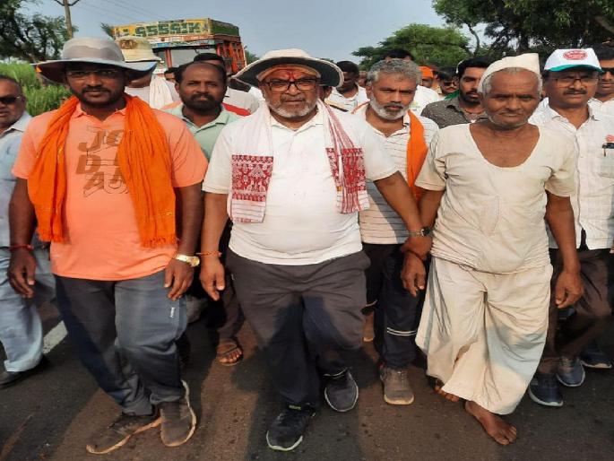 Pay the second installment of 400, then start the factory; Raju Shetty Aakrosh Padayatra Begins Again | ४०० चा दुसरा हप्ता द्या, मगच कारखाने सुरू करा; राजू शेट्टींच्या आक्रोश पदयात्रेला पुन्हा सुरुवात Pay the second installment of 400, then start the factory; Raju Shetty Aakrosh Padayatra Begins Again | ४०० चा दुसरा हप्ता द्या, मगच कारखाने सुरू करा; राजू शेट्टींच्या आक्रोश पदयात्रेला पुन्हा सुरुवात