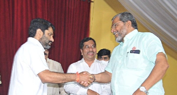 Former MP Raju Shetty support to Satej Patil for the Legislative Council | Vidhan Parishad Election : ..म्हणून सतेज पाटीलांना पाठिंबा - राजू शेट्टी