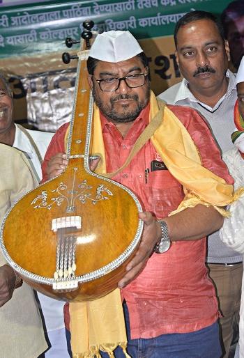 Raju Shetty's nightmare in the freezing cold | गारठणाऱ्या थंडीत राजू शेट्टी यांचा रात्रभर आत्मक्लेश Raju Shetty's nightmare in the freezing cold | गारठणाऱ्या थंडीत राजू शेट्टी यांचा रात्रभर आत्मक्लेश