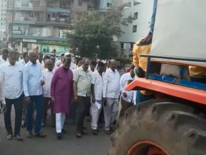 Tractor Morcha of sugarcane transporters at Collectorate, Raju Shetty also participated | कोल्हापूर: ऊस वाहतूकदारांचा जिल्हाधिकारी कार्यालयावर 'ट्रॅक्टर मोर्चा', राजू शेट्टींही सहभागी