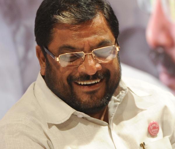 The teeth of those who say 'Ab Ki Bar 1 Paar' were placed in the throat | ‘अब की बार २२० पार’ म्हणणाऱ्यांचे दात घशात घातले --राजू शेट्टी The teeth of those who say 'Ab Ki Bar 1 Paar' were placed in the throat | ‘अब की बार २२० पार’ म्हणणाऱ्यांचे दात घशात घातले --राजू शेट्टी