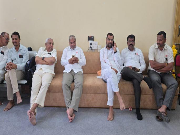 video pune news Shetty-Khot came together in Indapur court; avoided eye contact, but did not miss the chance to joke | Video : इंदापूर न्यायालयात एकत्र आले शेट्टी-खोत; नजर टाळली, टोलेबाजी मात्र चुकली नाही video pune news Shetty-Khot came together in Indapur court; avoided eye contact, but did not miss the chance to joke | Video : इंदापूर न्यायालयात एकत्र आले शेट्टी-खोत; नजर टाळली, टोलेबाजी मात्र चुकली नाही