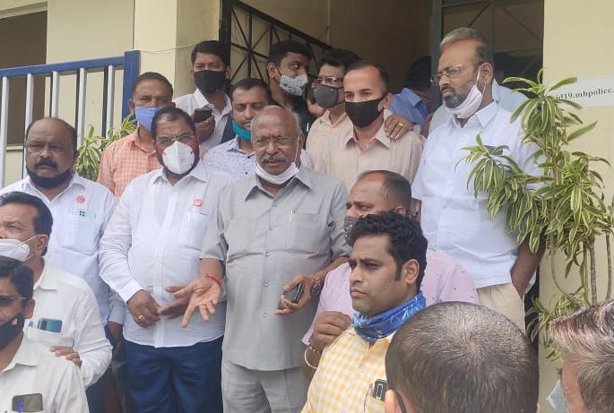 Minister Yadravkar should not play tricks on traders: Raju Shetty | मंत्री यड्रावकर यांनी स्टंटबाजी करून व्यापाऱ्यांशी खेळू नये : राजू शेट्टी Minister Yadravkar should not play tricks on traders: Raju Shetty | मंत्री यड्रावकर यांनी स्टंटबाजी करून व्यापाऱ्यांशी खेळू नये : राजू शेट्टी