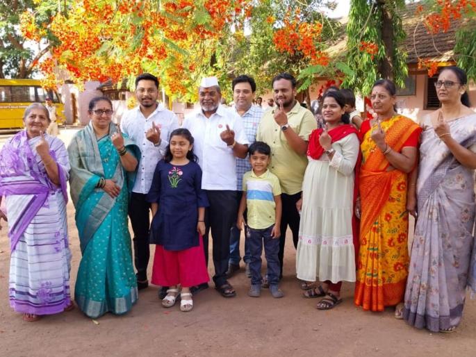 Voting begins in Shirol taluka; Raju Shetty voted with his family | शिरोळ तालुक्यात मतदानाला सुरुवात; राजू शेट्टी यांनी केले कुटुंबीयासमवेत मतदान Voting begins in Shirol taluka; Raju Shetty voted with his family | शिरोळ तालुक्यात मतदानाला सुरुवात; राजू शेट्टी यांनी केले कुटुंबीयासमवेत मतदान