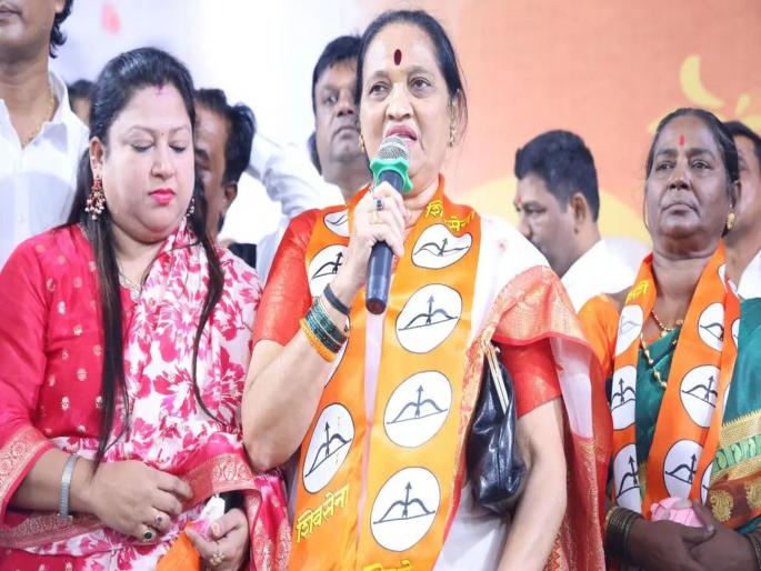 Why did the female Shiv sena leader Rajul Patel who worked barefoot for the party for 7 years leave Uddhav Thackeray? | पक्षासाठी ७ वर्ष अनवाणी राहणाऱ्या महिला नेत्याने उद्धव ठाकरेंची साथ का सोडली? Why did the female Shiv sena leader Rajul Patel who worked barefoot for the party for 7 years leave Uddhav Thackeray? | पक्षासाठी ७ वर्ष अनवाणी राहणाऱ्या महिला नेत्याने उद्धव ठाकरेंची साथ का सोडली?