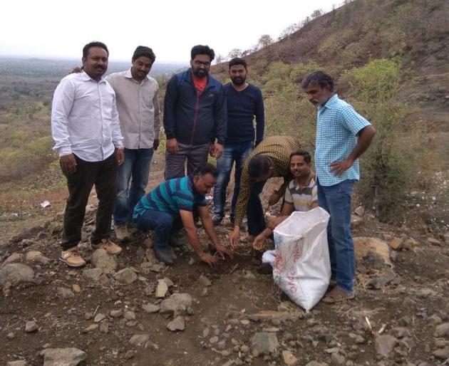Bijarapan in 400 places in Rajur Ghat; Buldana Lawyers Association | राजूर घाटात  ४०० ठिकाणी बिजारोपण; पर्यावरण संवर्धनासाठी बुलडाणा वकील संघ सरसावला Bijarapan in 400 places in Rajur Ghat; Buldana Lawyers Association | राजूर घाटात  ४०० ठिकाणी बिजारोपण; पर्यावरण संवर्धनासाठी बुलडाणा वकील संघ सरसावला
