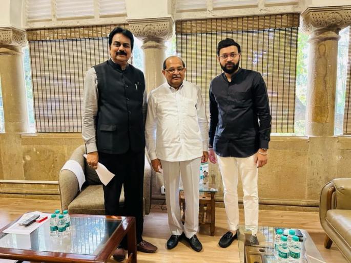 Milk price likely to increase by Rs 7 Rajvardhan patil positive discussion with Radhakrishna Vikhe Patal | दूधाच्या दरात ७ रुपयांनी वाढ होण्याची शक्यता; राजवर्धन पाटलांची राधाकृष्ण विखे पाटलांशी सकारात्मक चर्चा Milk price likely to increase by Rs 7 Rajvardhan patil positive discussion with Radhakrishna Vikhe Patal | दूधाच्या दरात ७ रुपयांनी वाढ होण्याची शक्यता; राजवर्धन पाटलांची राधाकृष्ण विखे पाटलांशी सकारात्मक चर्चा