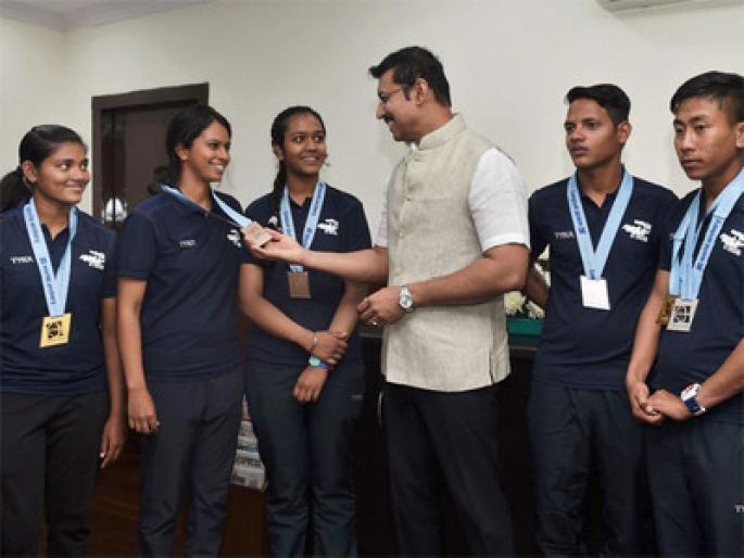  Sports Minister Rajyavardhan Singh Rathod met the Archery Medal winners | क्रीडामंत्री राज्यवर्धनसिंह राठोड यांनी तिरंदाजी पदक विजेत्यांची भेट घेतली
