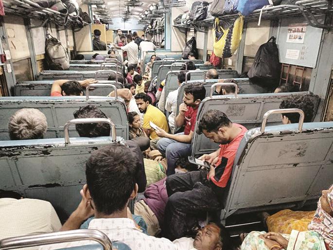 The condition of coaches and toilets in Rajya Rani Express is bad; Unreserved passengers also intrude | राज्यराणी एक्स्प्रेसमधील बोगींची, स्वच्छतागृहाची अवस्था वाईट; विनाआरक्षित प्रवाशांचीही घुसखोरी The condition of coaches and toilets in Rajya Rani Express is bad; Unreserved passengers also intrude | राज्यराणी एक्स्प्रेसमधील बोगींची, स्वच्छतागृहाची अवस्था वाईट; विनाआरक्षित प्रवाशांचीही घुसखोरी