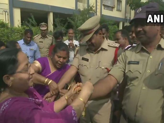 Hyderabad Case: Women tied up rakhi with police, crackers in Hyderabad, sweets and gallows after encounter by police | Hyderabad Case: महिलांनी पोलिसांना बांधल्या राख्या, हैदराबादेत फटाके, मिठाई अन् जल्लोष Hyderabad Case: Women tied up rakhi with police, crackers in Hyderabad, sweets and gallows after encounter by police | Hyderabad Case: महिलांनी पोलिसांना बांधल्या राख्या, हैदराबादेत फटाके, मिठाई अन् जल्लोष