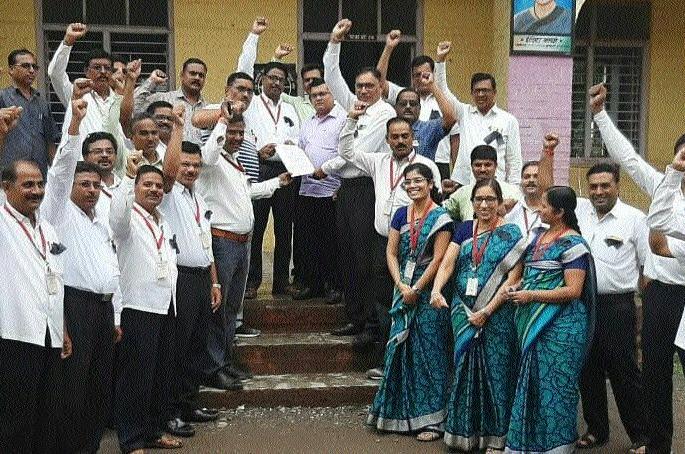 Demonstrations in protest at teachers being stoned | शिक्षकांवर लाठीमार झाल्याच्या निषेधार्थ ठिकठिकाणी निदर्शने Demonstrations in protest at teachers being stoned | शिक्षकांवर लाठीमार झाल्याच्या निषेधार्थ ठिकठिकाणी निदर्शने