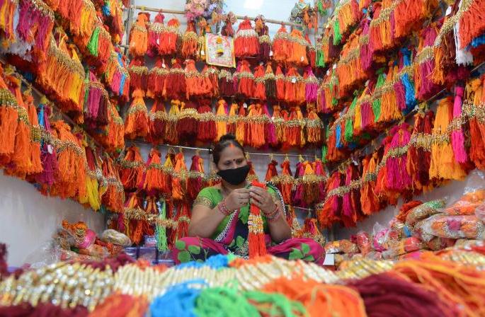 raksha bandhan 75 lakh rakhi will be made in dharavi this year 5 crore turnover is expected | धागा रक्षणाचा... धारावीमध्ये यंदा बनणार ७५ लाख राख्या! ५ कोटींची उलाढाल अपेक्षित raksha bandhan 75 lakh rakhi will be made in dharavi this year 5 crore turnover is expected | धागा रक्षणाचा... धारावीमध्ये यंदा बनणार ७५ लाख राख्या! ५ कोटींची उलाढाल अपेक्षित