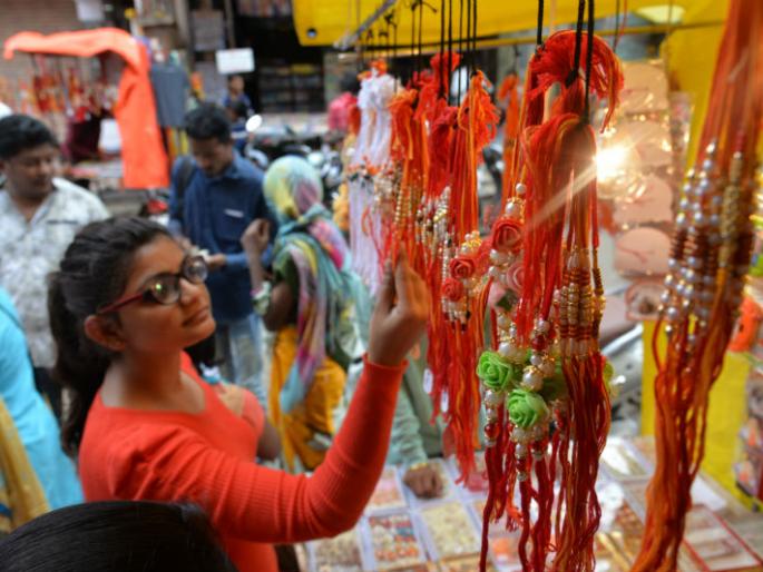 The fancy of the fondisers seduced the market in Solapur | फॅन्सी राख्यांनी पाडली सोलापूरातील बाजारपेठेला भुरळ The fancy of the fondisers seduced the market in Solapur | फॅन्सी राख्यांनी पाडली सोलापूरातील बाजारपेठेला भुरळ