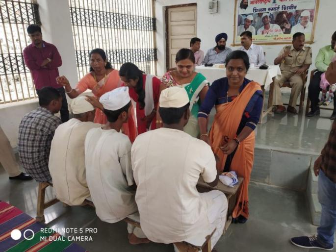 Womens tie rakhi to prisoners in Washim | कारागृहातील कैद्यांना महिलांनी बांधल्या राख्या! Womens tie rakhi to prisoners in Washim | कारागृहातील कैद्यांना महिलांनी बांधल्या राख्या!