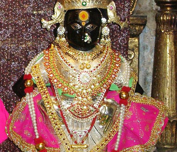Rukminimata of Pandharpur dressed in gold saree in Navratri festival | नवरात्रोत्सवात पंढरपूरच्या रुक्मिणीमातेला सोन्याच्या साडीचा पोशाख