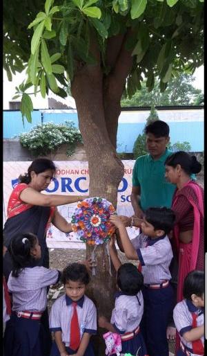 Save the tree, save nature, keep the trees tied to the message | वृक्ष वाचवा, निसर्ग वाचवा संदेश समाजापर्यंत पोहचविण्यासाठी वृक्षांना बांधल्या राख्या Save the tree, save nature, keep the trees tied to the message | वृक्ष वाचवा, निसर्ग वाचवा संदेश समाजापर्यंत पोहचविण्यासाठी वृक्षांना बांधल्या राख्या