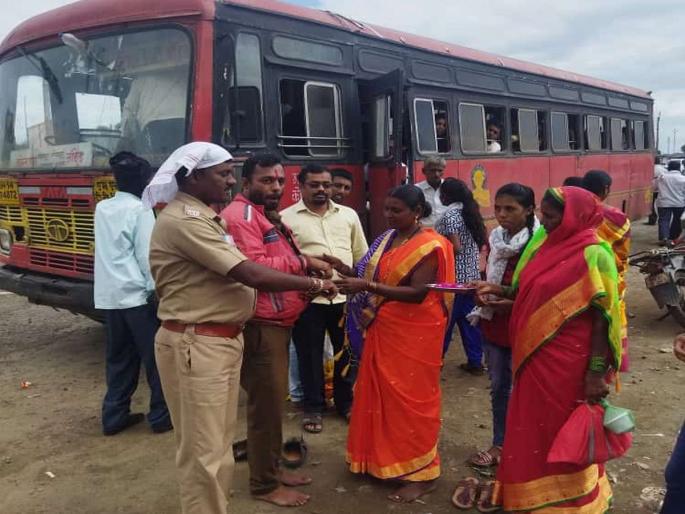 Unique Rakshabandhan: Sister tied rakhi to driver brother on duty by stopping Lalpari! | अनोखे रक्षाबंधन: कर्तव्यावरील चालक भावाला लालपरी थांबवून बहिणीने बांधली राखी! Unique Rakshabandhan: Sister tied rakhi to driver brother on duty by stopping Lalpari! | अनोखे रक्षाबंधन: कर्तव्यावरील चालक भावाला लालपरी थांबवून बहिणीने बांधली राखी!