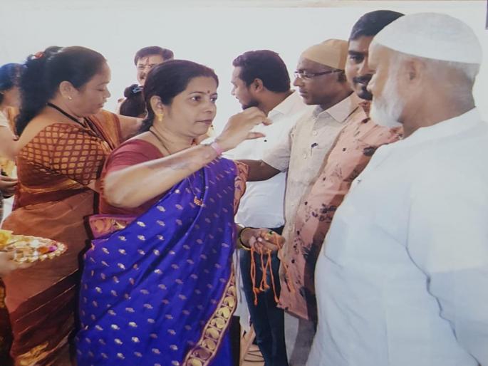 Police Unique activities; Hindu - Muslim unity Raksha Bandhan ceremony | पोलिसांचा अनोखा उपक्रम; हिंदू - मुस्लिम ऐक्य रक्षाबंधन सोहळा Police Unique activities; Hindu - Muslim unity Raksha Bandhan ceremony | पोलिसांचा अनोखा उपक्रम; हिंदू - मुस्लिम ऐक्य रक्षाबंधन सोहळा