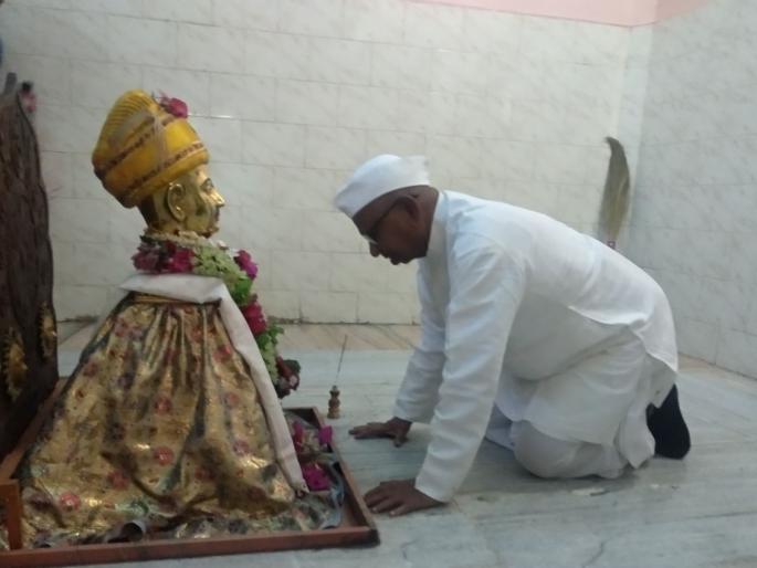 Senior Social Worker Anna Hazare leaves for Delhi | ज्येष्ठ समाजसेवक अण्णा हजारे दिल्लीकडे रवाना Senior Social Worker Anna Hazare leaves for Delhi | ज्येष्ठ समाजसेवक अण्णा हजारे दिल्लीकडे रवाना