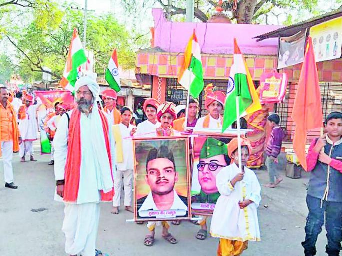 For the purification of politics, the determination rallies were organized by the devotees in Bhadgawa | राजकारण शुद्धीकरणासाठी भडगावात भक्तांनी काढली निर्धार रॅली For the purification of politics, the determination rallies were organized by the devotees in Bhadgawa | राजकारण शुद्धीकरणासाठी भडगावात भक्तांनी काढली निर्धार रॅली
