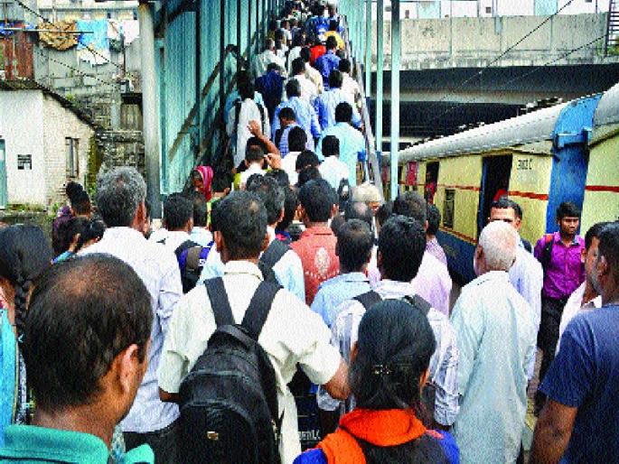 Under the burden of various problems, the mosque railway station can breathe | विविध समस्यांच्या ‘ओझ्या’खाली मशीद रेल्वे स्थानकाचा श्वास गुदमरतोय Under the burden of various problems, the mosque railway station can breathe | विविध समस्यांच्या ‘ओझ्या’खाली मशीद रेल्वे स्थानकाचा श्वास गुदमरतोय