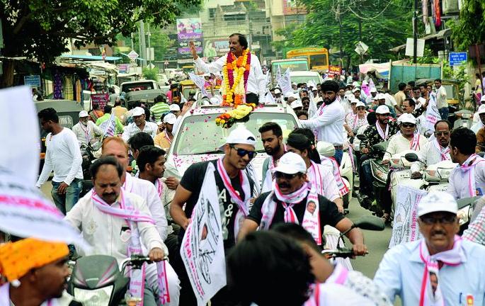Maharashtra Assembly Election 2019: Pramod Manamoden showcased by bike rally | Maharashtra Assembly Election 2019 : प्रमोद मानमोडेंचे बाईक रॅलीद्वारे शक्तिप्रदर्शन  Maharashtra Assembly Election 2019: Pramod Manamoden showcased by bike rally | Maharashtra Assembly Election 2019 : प्रमोद मानमोडेंचे बाईक रॅलीद्वारे शक्तिप्रदर्शन