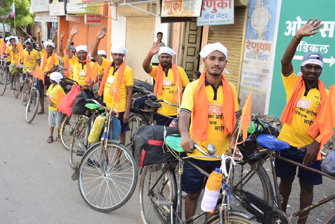 For devotees of Sai Baba, devotees of 300 devotees of Solapur are headed towards Dindi Shirdi | साईबाबांच्या दर्शनासाठी सोलापुरातील ३०० भक्तांची सायकल दिंडी शिर्डीकडे मार्गस्थ For devotees of Sai Baba, devotees of 300 devotees of Solapur are headed towards Dindi Shirdi | साईबाबांच्या दर्शनासाठी सोलापुरातील ३०० भक्तांची सायकल दिंडी शिर्डीकडे मार्गस्थ