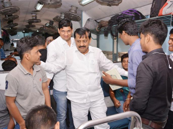 Cooperation Minister did the journey by rail to Solapur-Pune, and the difficulties of knowing the passengers | सहकारमंत्र्यांनी केला सोलापूर-पुणे पर्यंत रेल्वेने प्रवास, प्रवाशांच्या जाणून घेतल्या अडचणी