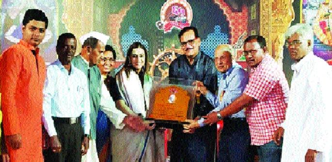 Radha Mangeshkar receives 'Ram Kadam Award' | राधा मंगेशकरांना ‘राम कदम पुरस्कार’ Radha Mangeshkar receives 'Ram Kadam Award' | राधा मंगेशकरांना ‘राम कदम पुरस्कार’