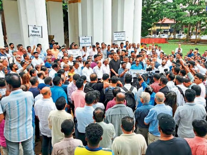 protesters took to the streets the govt machinery was shocked the attack on rama kankonkar was strongly condemned | आंदोलक उतरले रस्त्यावर; सरकारी यंत्रणेला फुटला घाम, रामा काणकोणकर यांच्यावरील हल्ल्याचा तीव्र निषेध protesters took to the streets the govt machinery was shocked the attack on rama kankonkar was strongly condemned | आंदोलक उतरले रस्त्यावर; सरकारी यंत्रणेला फुटला घाम, रामा काणकोणकर यांच्यावरील हल्ल्याचा तीव्र निषेध