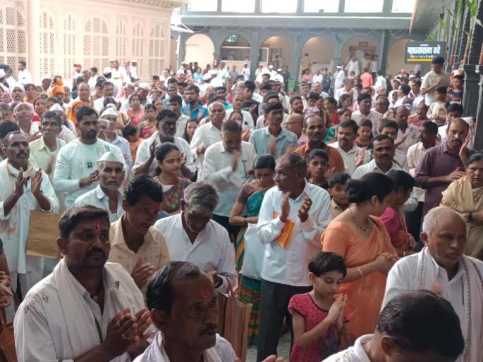 Thousands of devotees took darshan of Ramlala in Sant Gajanan Maharaj Temple of Shegaon | शेगावच्या संत गजानन महाराज मंदिरात हजारो भाविकांनी घेतले रामललाचे दर्शन Thousands of devotees took darshan of Ramlala in Sant Gajanan Maharaj Temple of Shegaon | शेगावच्या संत गजानन महाराज मंदिरात हजारो भाविकांनी घेतले रामललाचे दर्शन