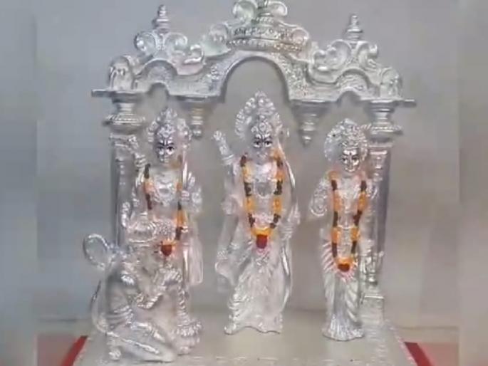 In Jalgaon golden-chanderi Sri Rama, Sitamata, Lakshmana and Hanuman statue in market | सुवर्णनगरीत अवतरले सोनेरी-चंदेरी राम-लखन, सीतामाता In Jalgaon golden-chanderi Sri Rama, Sitamata, Lakshmana and Hanuman statue in market | सुवर्णनगरीत अवतरले सोनेरी-चंदेरी राम-लखन, सीतामाता