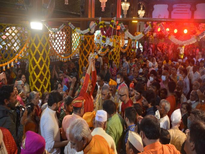 ram navami celebration tulshibagh ram Temple in pune | Ram Navami: पुण्यातील तुळशीबाग राम मंदिरात ' कुलभूषणा, दशरथ नंदना बाळा जो जो रे ...' चे निनादले स्वर ram navami celebration tulshibagh ram Temple in pune | Ram Navami: पुण्यातील तुळशीबाग राम मंदिरात ' कुलभूषणा, दशरथ नंदना बाळा जो जो रे ...' चे निनादले स्वर