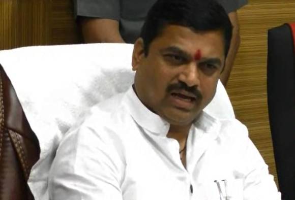 In all the Ashramschools, the women superintendent will conduct a review till now by Ram Shinde | सर्व आश्रमशाळेत महिला अधीक्षक नेमून आतापर्यंतचा आढावा घेणार- ना. राम शिंदे In all the Ashramschools, the women superintendent will conduct a review till now by Ram Shinde | सर्व आश्रमशाळेत महिला अधीक्षक नेमून आतापर्यंतचा आढावा घेणार- ना. राम शिंदे