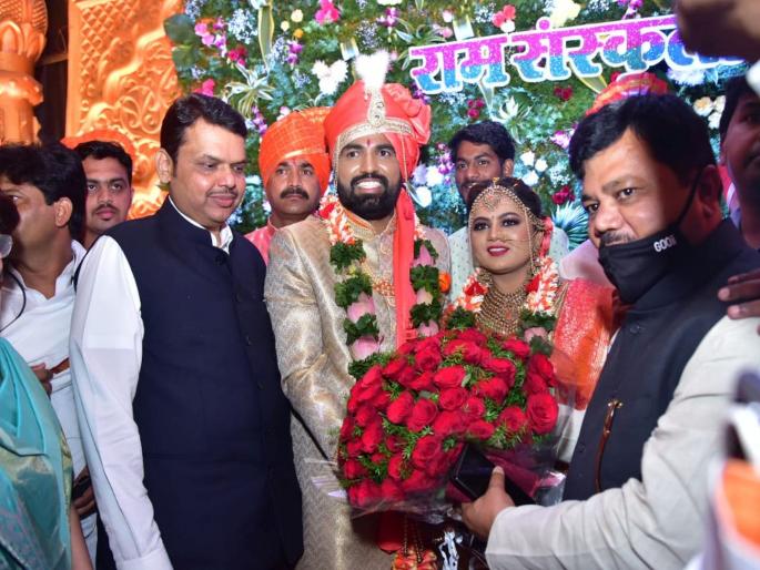 social distancing rules not followed at bjp mla ram satpute wedding | भाजप आमदाराच्या लग्नात सर्व नियम धाब्यावर; सोशल डिस्टन्सिंगचा फज्जा, बडे नेते विनामास्क social distancing rules not followed at bjp mla ram satpute wedding | भाजप आमदाराच्या लग्नात सर्व नियम धाब्यावर; सोशल डिस्टन्सिंगचा फज्जा, बडे नेते विनामास्क