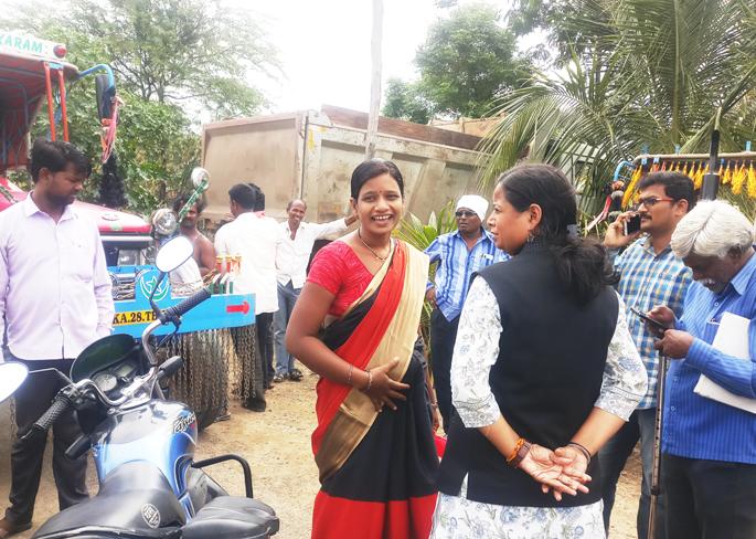 Illegal sand transport vehicles appear before ministers ... | अवैध वाळू वाहतुकीची वाहने जेव्हा मंत्र्यांसमोर येतात... Illegal sand transport vehicles appear before ministers ... | अवैध वाळू वाहतुकीची वाहने जेव्हा मंत्र्यांसमोर येतात...