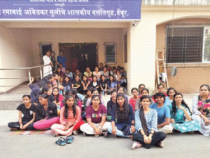 Larvae, mouse larvae in diet; 'Food sacrifice' by female students in government hostel of Chembur | आहारात अळ्या, उंदरांच्या लेंड्या; चेंबूरच्या शासकीय वसतिगृहात विद्यार्थिनींचा ‘अन्नत्याग’ Larvae, mouse larvae in diet; 'Food sacrifice' by female students in government hostel of Chembur | आहारात अळ्या, उंदरांच्या लेंड्या; चेंबूरच्या शासकीय वसतिगृहात विद्यार्थिनींचा ‘अन्नत्याग’