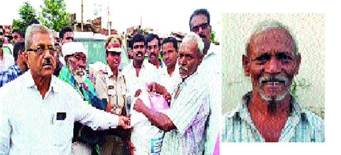 Five hundred flood victims rescued from Dudhondi Avalia | दुधोंडीच्या अवलियाकडून पाचशेवर पूरग्रस्तांची सुटका -: कृष्णा नदीपात्रात सहा दिवसात तीनशेवर फेऱ्या Five hundred flood victims rescued from Dudhondi Avalia | दुधोंडीच्या अवलियाकडून पाचशेवर पूरग्रस्तांची सुटका -: कृष्णा नदीपात्रात सहा दिवसात तीनशेवर फेऱ्या