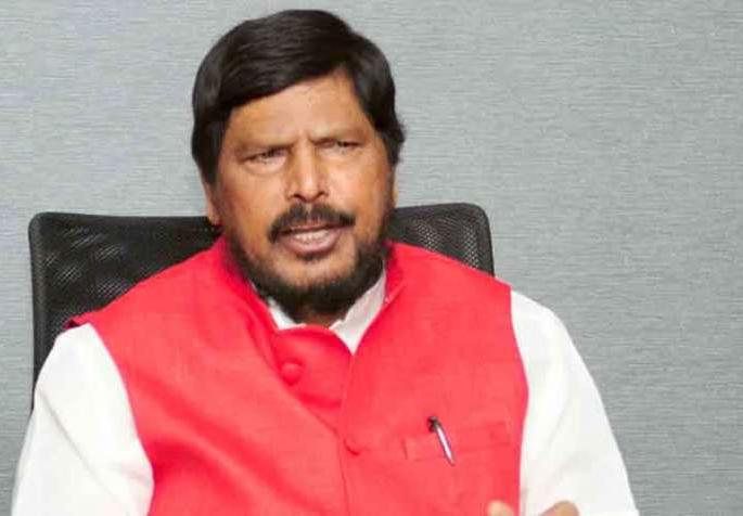 "If Devendra Fadnavis becomes the national president of BJP...", Ramdas Athawale said clearly | उद्धव ठाकरे आणि देवेंद्र फडणवीस यांची पुन्हा मैत्री व्हावी, दोघंही राजकारणात राहावेत; रामदास आठवलेंची इच्छा "If Devendra Fadnavis becomes the national president of BJP...", Ramdas Athawale said clearly | उद्धव ठाकरे आणि देवेंद्र फडणवीस यांची पुन्हा मैत्री व्हावी, दोघंही राजकारणात राहावेत; रामदास आठवलेंची इच्छा
