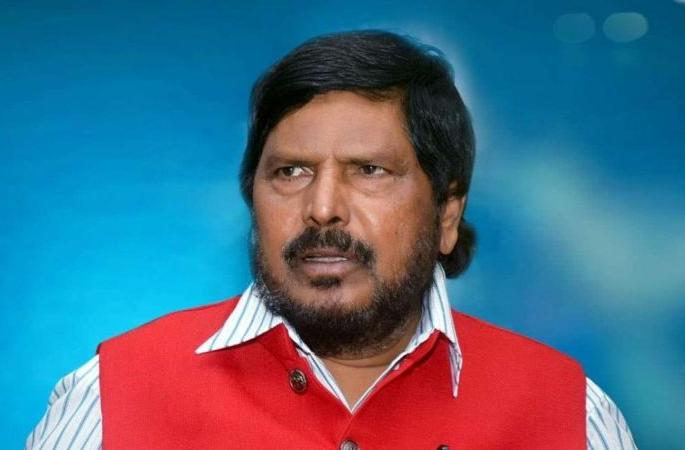 Ambedkar should merge the Vanchit Aghadi with the Repees and unite | आंबेडकरांनी वंचित आघाडी रिपाइंमध्ये विलीन करून एकत्र यावे