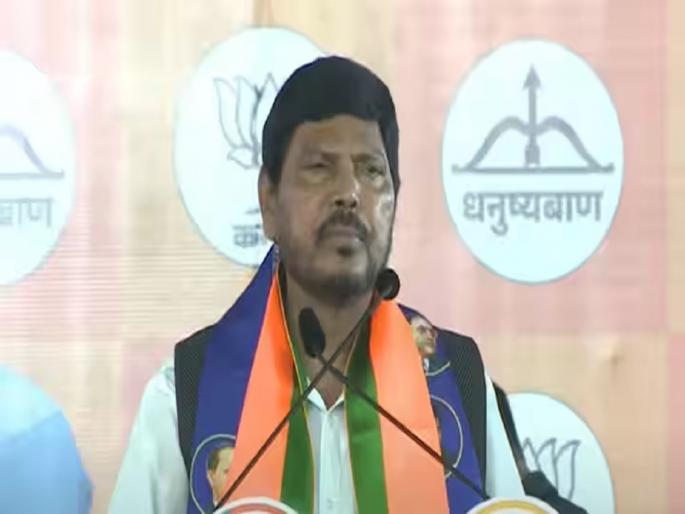 "Uddhavji, your flirtations will not work in Maharashtra, because Raj Thackeray has come with us", Ramdas Athawale criticizes in a poem | "उद्धवजी महाराष्ट्रात चालणार नाहीत तुमचे नखरे, कारण आमच्यासोबत आलेत राज ठाकरे", रामदास आठवलेंची कवितेतून टीका "Uddhavji, your flirtations will not work in Maharashtra, because Raj Thackeray has come with us", Ramdas Athawale criticizes in a poem | "उद्धवजी महाराष्ट्रात चालणार नाहीत तुमचे नखरे, कारण आमच्यासोबत आलेत राज ठाकरे", रामदास आठवलेंची कवितेतून टीका
