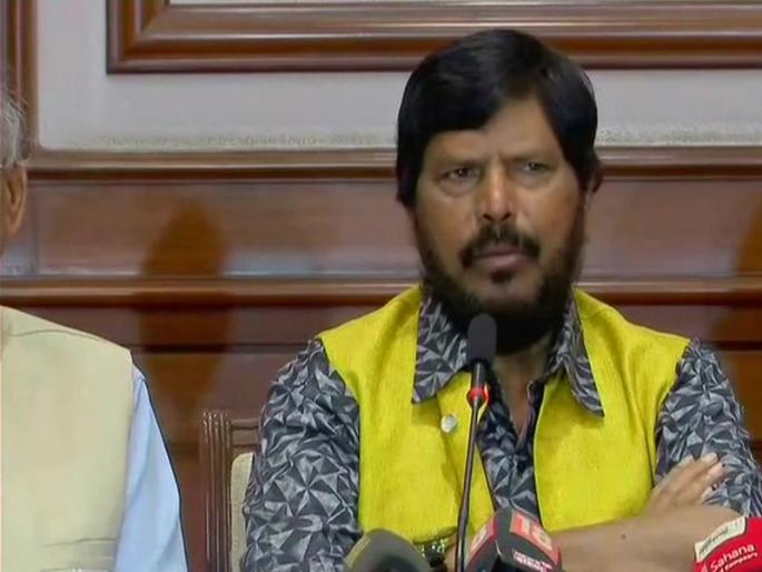 It is impossible for the Shiv Sena-Congress to come together, ramdas athavale | शिवसेना-काँग्रेस एकत्र येणे अशक्य- आठवले It is impossible for the Shiv Sena-Congress to come together, ramdas athavale | शिवसेना-काँग्रेस एकत्र येणे अशक्य- आठवले