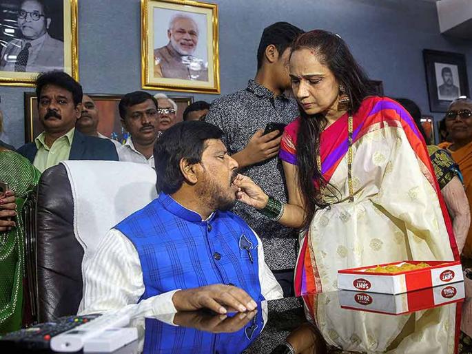 Seema Athawale will give challenge to suman patil in tasgaon | तासगावात आर.आर.आबांच्या पत्नीला आव्हान देण्यासाठी मिसेस आठवले रिंगणात Seema Athawale will give challenge to suman patil in tasgaon | तासगावात आर.आर.आबांच्या पत्नीला आव्हान देण्यासाठी मिसेस आठवले रिंगणात