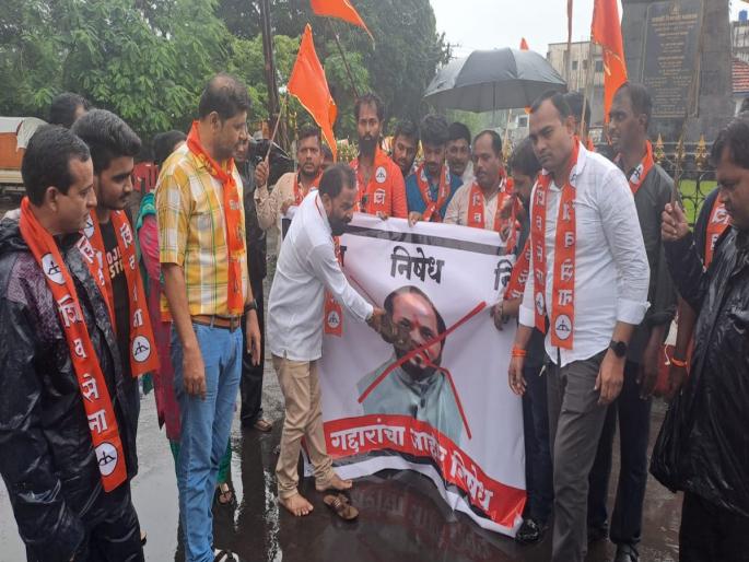 shiv sena rebel Ramdas Kadams poster protest Alibag Taluka Shiv Sena thackeray family comment | रामदास कदम याच्या वक्तव्याविरोधात शिवसैनिकांचा संताप, पोस्टरला जोडे मारत व्यक्त केला रोष shiv sena rebel Ramdas Kadams poster protest Alibag Taluka Shiv Sena thackeray family comment | रामदास कदम याच्या वक्तव्याविरोधात शिवसैनिकांचा संताप, पोस्टरला जोडे मारत व्यक्त केला रोष