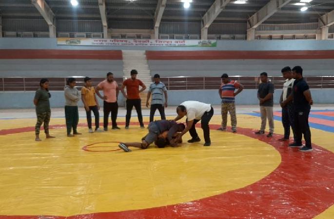 MP ramdas tadas taught kushti tricks to young wrestlers | खासदार तडस उतरले कुस्तीच्या आखाड्यात; युवा कुस्तीपटूंना दिले अनुभवाचे शिक्षण MP ramdas tadas taught kushti tricks to young wrestlers | खासदार तडस उतरले कुस्तीच्या आखाड्यात; युवा कुस्तीपटूंना दिले अनुभवाचे शिक्षण