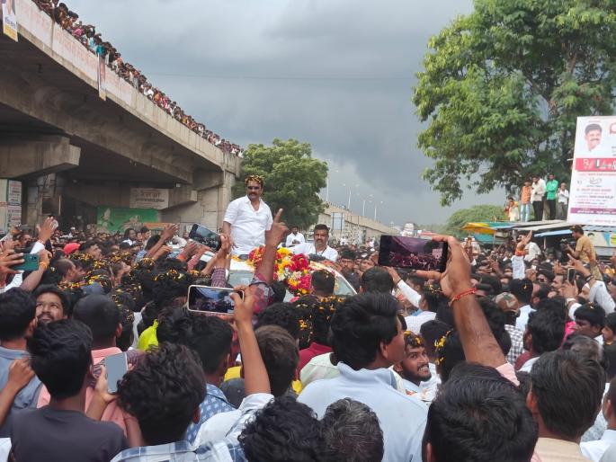 welcome rally in mohol after being released from prison ramesh kadam visited solapur for the first time | मोहोळमध्ये स्वागत रॅली; तुरुंगातून सुटल्यावर रमेश कदम पहिल्यांदाच सोलापुरात welcome rally in mohol after being released from prison ramesh kadam visited solapur for the first time | मोहोळमध्ये स्वागत रॅली; तुरुंगातून सुटल्यावर रमेश कदम पहिल्यांदाच सोलापुरात