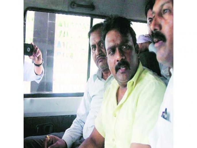 The strange type of Thane jail; Stole the prisoner and dumped feathers | ठाणे कारागृहातला विचित्र प्रकार; कैद्याला मारहाण करुन विष्ठा खायला लावली  The strange type of Thane jail; Stole the prisoner and dumped feathers | ठाणे कारागृहातला विचित्र प्रकार; कैद्याला मारहाण करुन विष्ठा खायला लावली