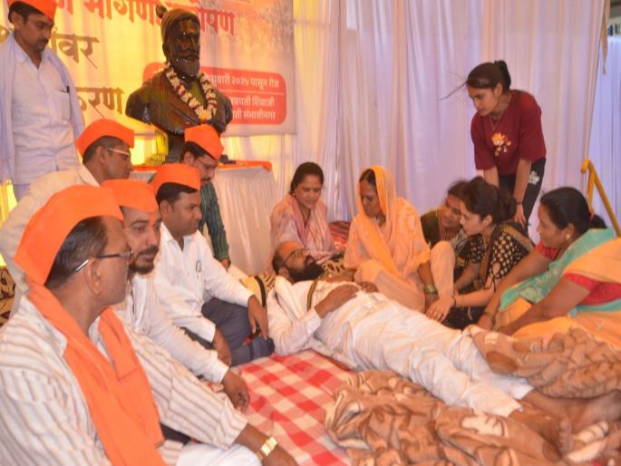 Third Day of Maratha Chintan Andolan; Fasting Ramesh Pere's blood pressure dropped | मराठा आरक्षण चिंतन आंदोलनाचा तिसरा दिवस; उपोषणकर्ते रमेश पेरेंचा रक्तदाब कमी झाला Third Day of Maratha Chintan Andolan; Fasting Ramesh Pere's blood pressure dropped | मराठा आरक्षण चिंतन आंदोलनाचा तिसरा दिवस; उपोषणकर्ते रमेश पेरेंचा रक्तदाब कमी झाला