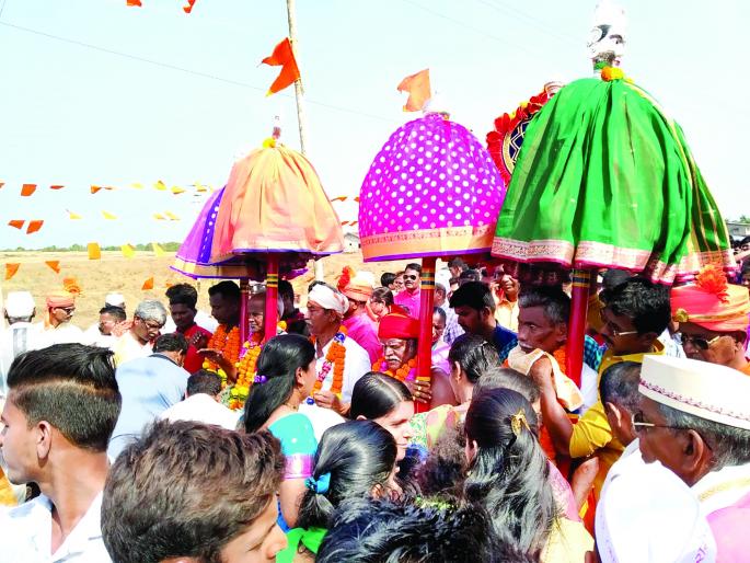 Shri Shivaji Maharaj's honorable gerotop from Rameshwara | रामेश्वराकडून शिवाजी महाराजांना मानाचा जिरेटोप Shri Shivaji Maharaj's honorable gerotop from Rameshwara | रामेश्वराकडून शिवाजी महाराजांना मानाचा जिरेटोप